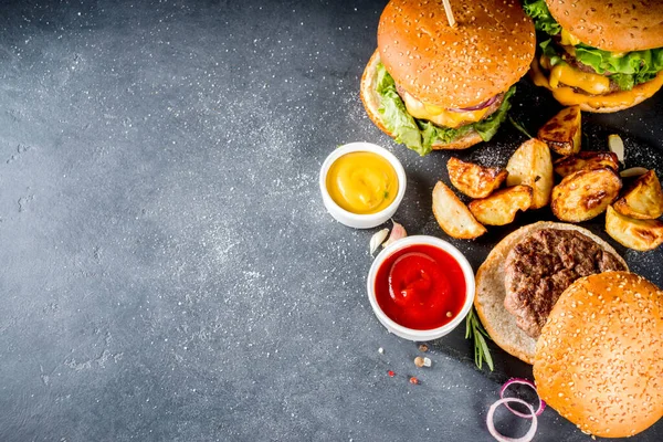 Smaczne Grillowane Domowe Cheeseburgery Wołowiną Pomidorami Serem Pomidorami Sałatą Ciemnoszarym — Zdjęcie stockowe