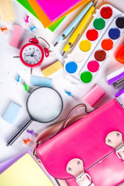 Okula, eğitim geçmişine. Okul Beyaz Arkaplan Çantası, Not Defteri, Kalem, Kalem, Kalem, Büyüteç, Silgi, Kağıt Kıskaç, Alarm Saati, Okul Malzemeleri 