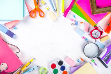 Okula, eğitim geçmişine. Okul Beyaz Arkaplan Çantası, Not Defteri, Kalem, Kalem, Kalem, Büyüteç, Silgi, Kağıt Kıskaç, Alarm Saati, Okul Malzemeleri 