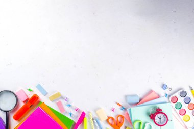 Okula, eğitim geçmişine. Okul Beyaz Arkaplan Çantası, Not Defteri, Kalem, Kalem, Kalem, Büyüteç, Silgi, Kağıt Kıskaç, Alarm Saati, Okul Malzemeleri 
