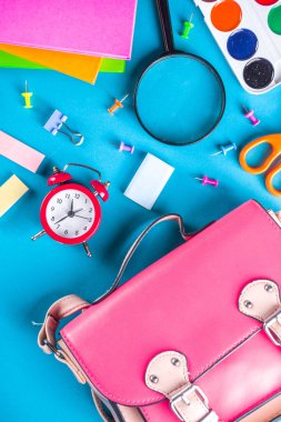 Okula, eğitim geçmişine. Okul Çantası, Not Defteri, Kalem, Kalem, Kalem, Kalem, Büyüteç, Silgi, Kağıt Kıskaç, Alarm Saati, Okul Malzemeleri 