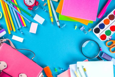 Okula, eğitim geçmişine. Okul Çantası, Not Defteri, Kalem, Kalem, Kalem, Kalem, Büyüteç, Silgi, Kağıt Kıskaç, Alarm Saati, Okul Malzemeleri 