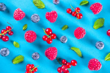 Mavi arkaplanda çeşitli yaz çileği deseni, düz üst görünüm 