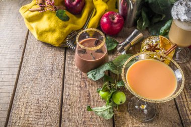 Sonbahar kış alkollü kokteyl seti. Geleneksel sonbahar alkollü sıcak ve buzlu içecekleri farklı bardaklarda.