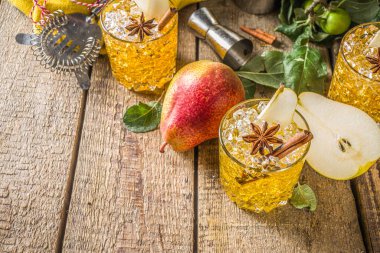 Baharatlı armut şarabı kokteyli. Geleneksel sonbahar ve kış soğuk içeceği