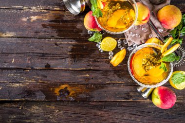 Ferahlatıcı yaz içeceği, şeftalili martini kokteyli cin veya votka ve taze şeftalili garnitür, ahşap arka plan fotokopi alanı.