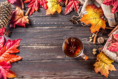 Tarçın, anason, limon, sonbahar dekorasyon, yaprak ve baharat ile sıcak baharatlı sonbahar çayı