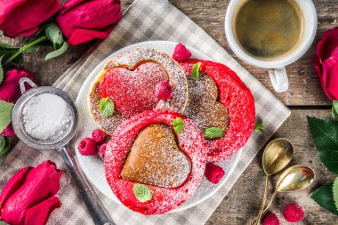 Sevgililer Günü brunch tarifi fikri. Lezzetli ev yapımı kalp şeklinde kırmızı ve beyaz krep. Sevgililer Günü için neşeli bir kahvaltı, sevdiklerine hoş bir sürpriz.