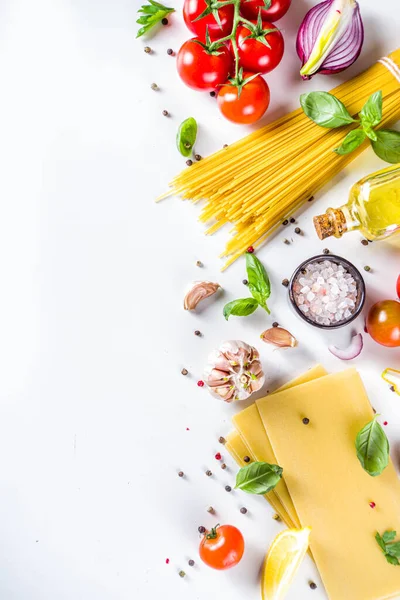 Italiaanse Voedselingrediënten Voor Het Koken Van Spaghetti Pasta Rauwe Spaghetti — Stockfoto