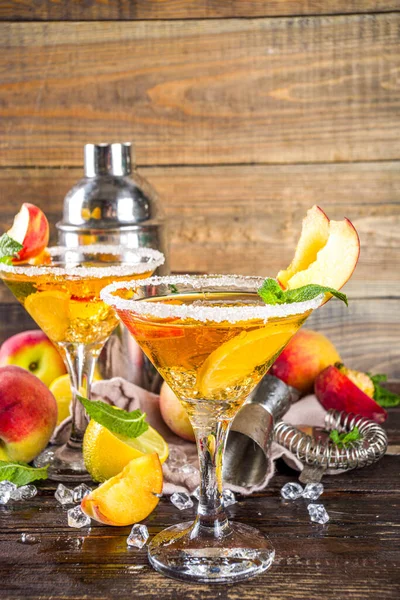 Uppfriskande Sommardryck Persika Martini Cocktails Med Gin Eller Vodka Och — Stockfoto