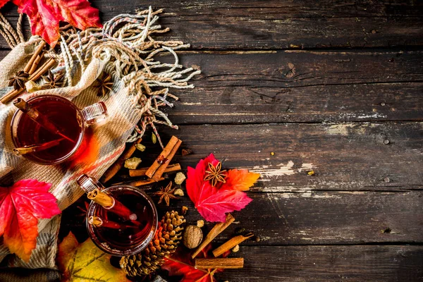 Gorąca Pikantna Jesień Herbata Cynamonem Anyżu Cytryna Jesiennym Dekoracji Liści — Zdjęcie stockowe