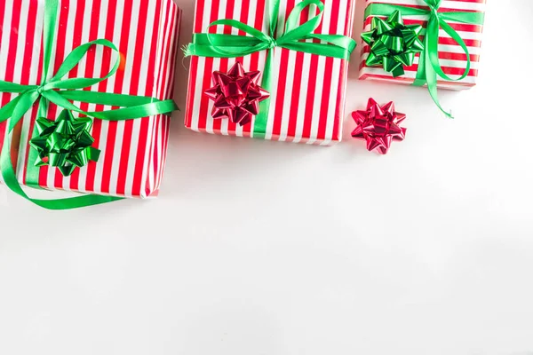 圣诞礼品盒背景简朴 圣诞礼品盒 装饰有明亮的蝴蝶结和彩带 复制空间上方 — 图库照片