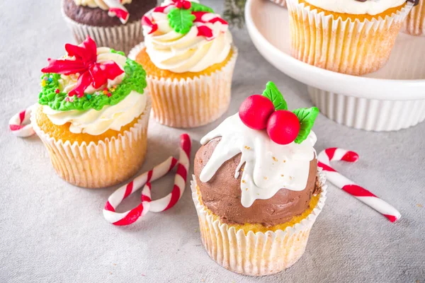 Lustige Weihnachtskuchen Hausgemachte Süße Cupcakes Mit Zuckerglasur Form Auf Weihnachtsdekoration — Stockfoto