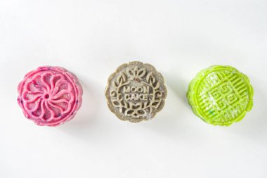 Geleneksel Çin tatlı tatlısı. Ev yapımı Çin kar derisi ve pişmiş ay çöreği, Çin Ortalarında Sonbahar Festivali yemekleri, renkli pirinç kekleri, düz açılı üst görünüm fotokopi alanı