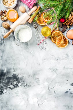 Noel Kış pişirme kavramı, çerezler, yapmak için malzemeler kek, turta. Kurutulmuş portakal dilimleri, baharat, mutfak eşyaları, gri mermer arka plan kopya alanı üstten görünüm