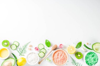 Doğal ve organik kozmetik konsept. Spa ve aroma terapisi, ev yapımı kozmetik malzemeleri, doğal güzellik ürünleri için özetler bal, limon, badem, kivi, salatalık, aloe vera, tuz, yoğurt.