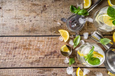 Limonata, taze fesleğen yaprağı, limon ve ezilmiş buz, sade ahşap arka plan kopyalama alanı.