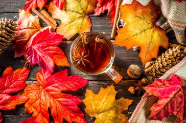 Tarçın, anason, limon, sonbahar dekorasyon, yaprak ve baharat ile sıcak baharatlı sonbahar çayı