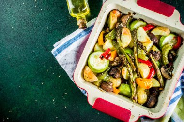 Izgara Barbekü sebze, fırında pişmiş, otlar, zeytinyağı ile. Sağlıklı diyet gıda. Vegan öğle yemeği.