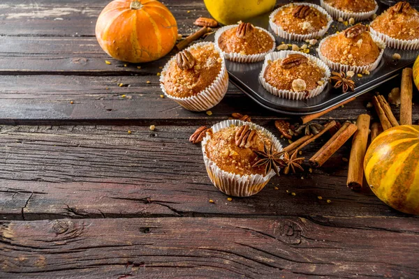 Zelfgemaakte Herfst Pompoen Spice Muffins Met Pecannoten Herfst Winter Bakken — Stockfoto
