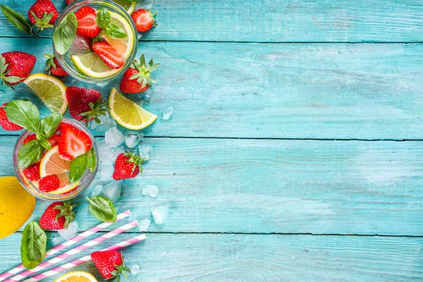 Strawberries Basil Lemonade Summer Cold Iced Cocktail Recipe Fresh Strawberry — Stock Photo, Image