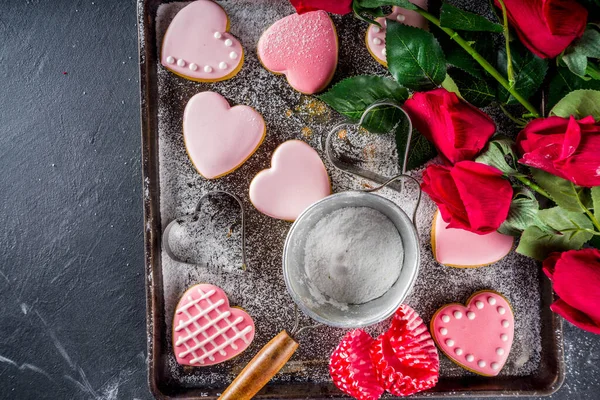 Sevgililer Günü Tebrikleri Sevgililer Günü Pembe Renkli Kalp Kurabiyeleri Üzerinde — Stok fotoğraf