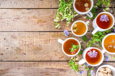 Farklı bitkisel çay seti. Çeşitli fincanlar, organik bitki çayı, papatya çayı, hindiba, nane şekeri, lavanta. Organik doğal içecek konsepti. Sağlık ve dokunulmazlık içecekleri