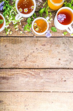 Farklı bitkisel çay seti. Çeşitli fincanlar, organik bitki çayı, papatya çayı, hindiba, nane şekeri, lavanta. Organik doğal içecek konsepti. Sağlık ve dokunulmazlık içecekleri