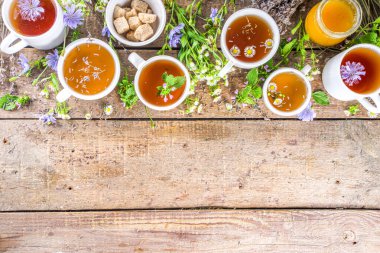 Farklı bitkisel çay seti. Çeşitli fincanlar, organik bitki çayı, papatya çayı, hindiba, nane şekeri, lavanta. Organik doğal içecek konsepti. Sağlık ve dokunulmazlık içecekleri