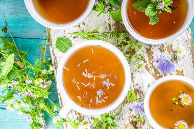 Farklı bitkisel çay seti. Çeşitli fincanlar, organik bitki çayı, papatya çayı, hindiba, nane şekeri, lavanta. Organik doğal içecek konsepti. Sağlık ve dokunulmazlık içecekleri