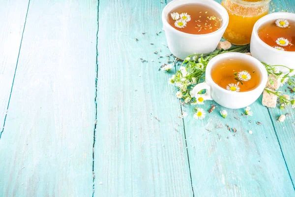 洋甘菊和蜂蜜天然有机茶 放在蓝色木制桌子上 — 图库照片