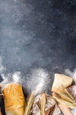 Çeşitli ekmek setleri. Birçok farklı buğday, tahıl ve çavdar ekmeği çavdar ve buğday, un ve fırıncı aletleriyle beyaz ahşap arka planda.