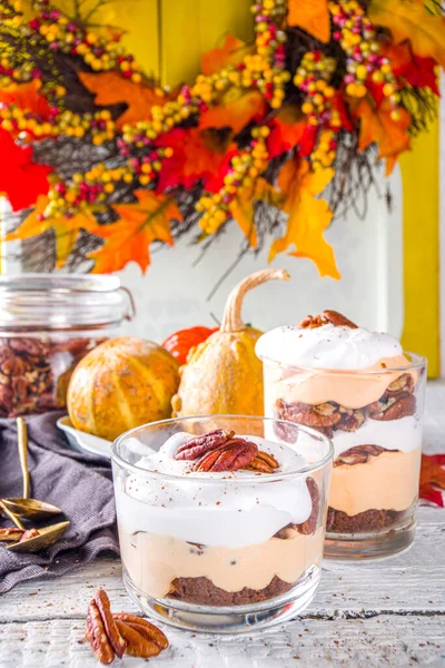 秋のトリッフルデザート 秋の装飾が施されたガラスの中に カボチャのパイとピーカンナッツデザートの層 — ストック写真