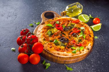 Vejetaryen ev yapımı pizza. Fırında sebze ve mantarlı tam tahıllı pizza. gri taş arkaplan kopyalama alanı