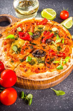 Vejetaryen ev yapımı pizza. Fırında sebze ve mantarlı tam tahıllı pizza. gri taş arkaplan kopyalama alanı