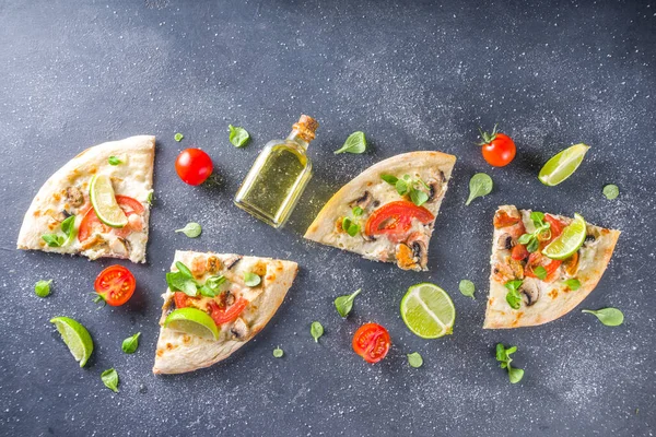 Pizza Casera Sabrosa Con Mariscos Tomates Una Mesa Piedra Gris — Foto de Stock