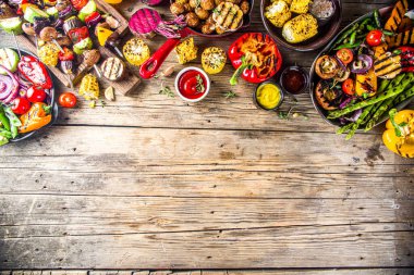 Çeşitli barbekü vejetaryen yemekleri, ızgara sebzeler, sebzeli bbq parti festivali ızgara mısır, vejetaryen şiş kebabı, soslu ve baharatlı sıcak sebze salatası. Vejetaryen mevsimlik yaz yemekleri