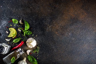 Baharat, bitki ve sebze çeşitleri. Yemek yapmak için gerekli malzemeler. Yemek arkaplanı. Siyah taş masa, metin için uzayı kopyala. Üst görünüm.