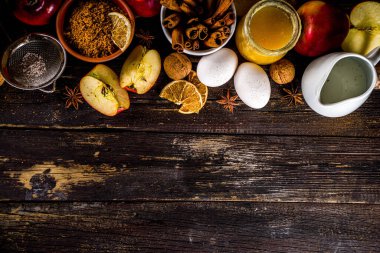 Sonbahar pişirme konsepti. Malzemeler, baharatlar ve çatal bıçaklarla yemek pişirmek. Geleneksel sonbahar elmalı turtası pişirmek için tek ihtiyacınız olan kırsal ahşap arka plan fotokopi alanı.