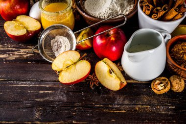 Sonbahar pişirme konsepti. Malzemeler, baharatlar ve çatal bıçaklarla yemek pişirmek. Geleneksel sonbahar elmalı turtası pişirmek için tek ihtiyacınız olan kırsal ahşap arka plan fotokopi alanı.