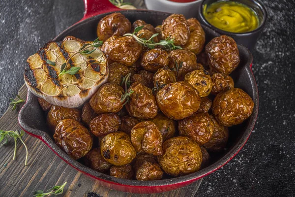 Horneado Sartén Patatas Jóvenes Enteras Barbacoa Casera Comida Vegetariana —  Fotos de Stock