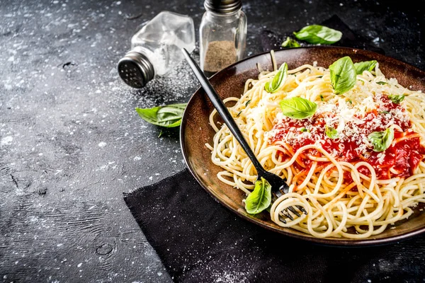 Esparguete Macarrão Italiano Clássico Com Molho Tomate Queijo Parmesão Manjericão — Fotografia de Stock