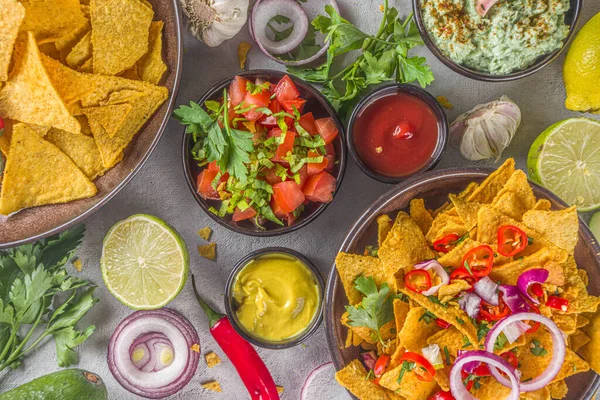 Nachos Chips Mit Geschmolzenem Käse Und Verschiedenen Traditionellen Mexikanischen Dips — Stockfoto