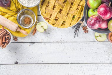 Sonbahar elmalı turta pişirme geçmişi. Çiğ geleneksel elmalı turta, pişirme malzemeleri ve çatal bıçak, beyaz ahşap arka plan kopyalama alanı