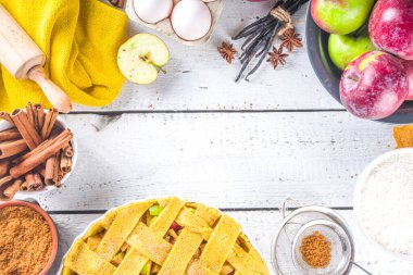 Sonbahar elmalı turta pişirme geçmişi. Çiğ geleneksel elmalı turta, pişirme malzemeleri ve çatal bıçak, beyaz ahşap arka plan kopyalama alanı