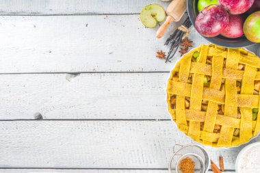 Sonbahar elmalı turta pişirme geçmişi. Çiğ geleneksel elmalı turta, pişirme malzemeleri ve çatal bıçak, beyaz ahşap arka plan kopyalama alanı