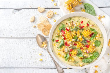 Ev yapımı sonbahar klasik mısır kremalı çorba ızgara mısır, otlar ve kızarmış ekmek, kopyalama alanı.