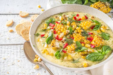 Ev yapımı sonbahar klasik mısır kremalı çorba ızgara mısır, otlar ve kızarmış ekmek, kopyalama alanı.