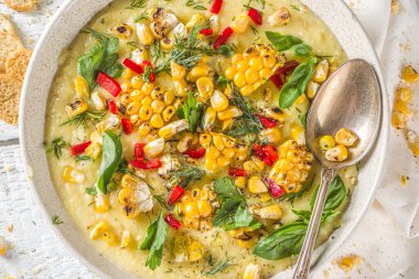 Ev yapımı sonbahar klasik mısır kremalı çorba ızgara mısır, otlar ve kızarmış ekmek, kopyalama alanı.