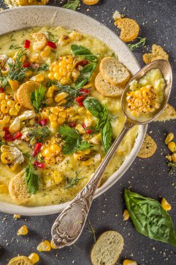Ev yapımı sonbahar klasik mısır kremalı çorba ızgara mısır, otlar ve kızarmış ekmek, kopyalama alanı.